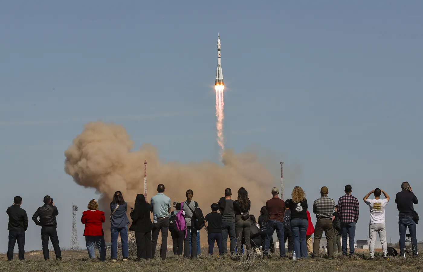 8 апреля 2025 года, Байконур, Казахстан. Ракета-носитель «Союз-2.1а» с космическим кораблем «Союз МС-27» стартует с  космодрома Байконур. Ракета доставила на МКС космонавтов Роскосмоса командира Сергея Рыжикова, бортинженера Алексея Зубрицкого и астронавта NASA бортинженера Джонни Кима