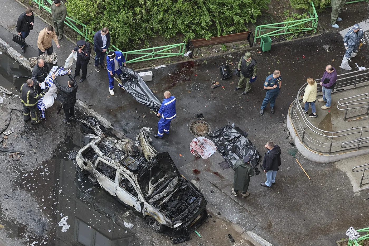 Последствия взрыва автомобиля в Балашихе. Фото дня