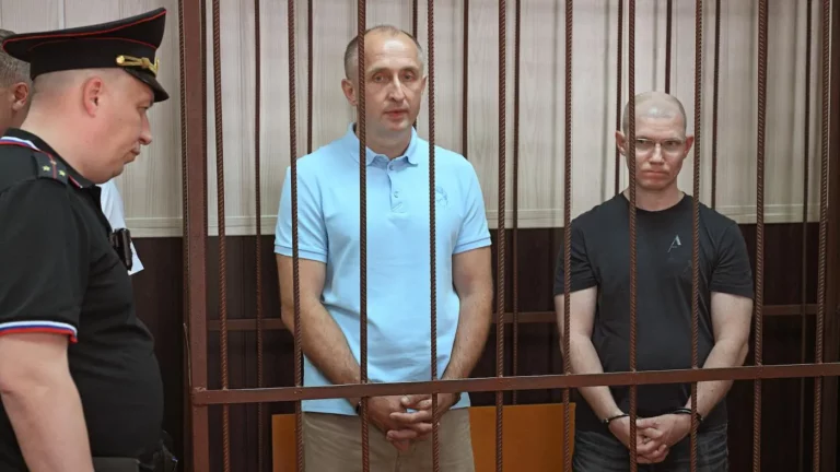 Бывший топ-менеджер «Бинбанка» Александр Лукин (в центре) и бывший топ-менеджер «Рост-банка» Кирилл Любенцов (справа) во время заседания суда. Москва, Россия, 28 мая 2025 года