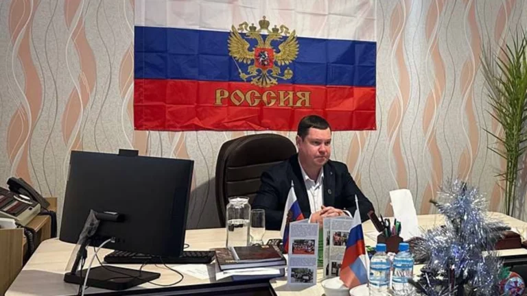 Главу Новой Каховки уволили за «недостойное поведение» на мемориале ВОВ