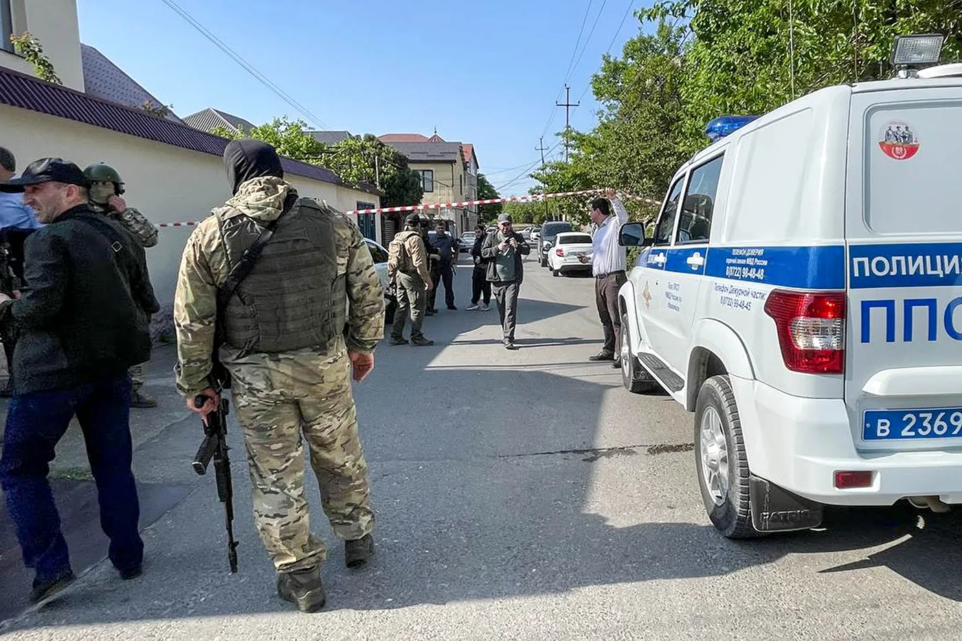 Обстановка на месте нападения на полицейских в Махачкале. Фото дня