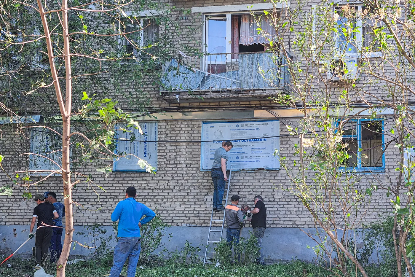 Последствия падения БПЛА возле жилых домов в Туле. Фото дня