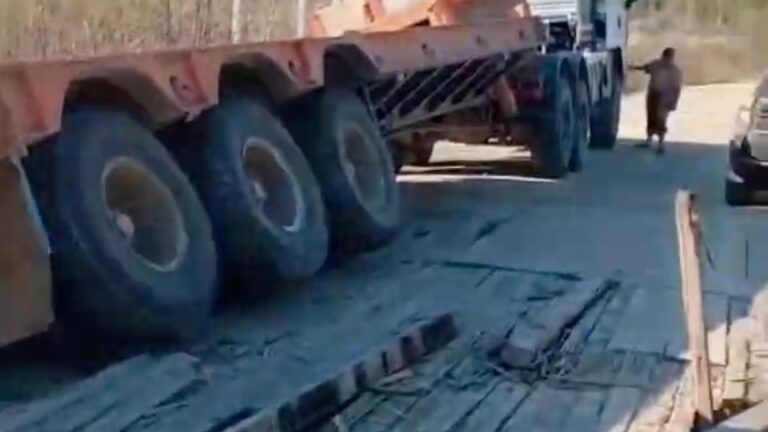 В Амурской области трал с бульдозером проломил единственный мост к поселку