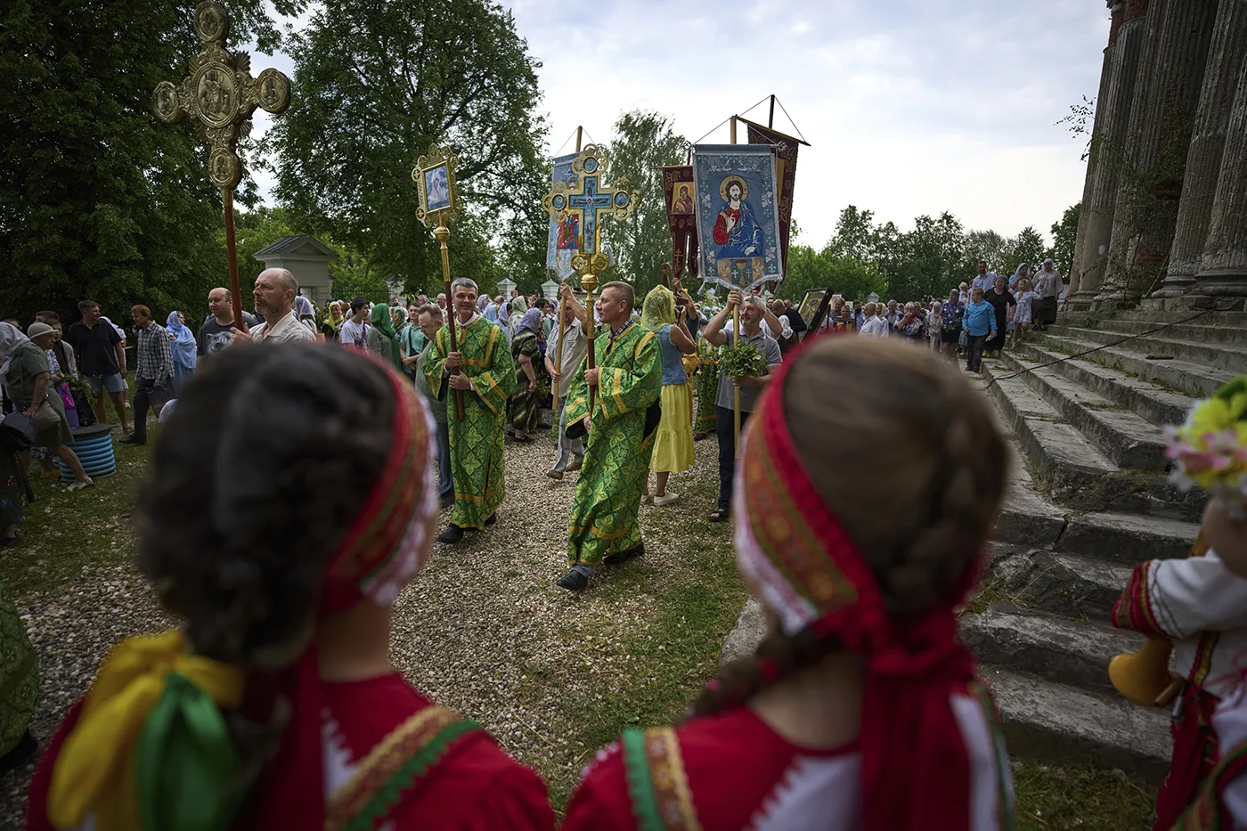 Крестный ход в честь Дня Святой Троицы в Подмосковье. Фото дня