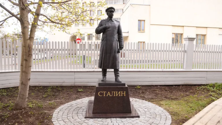 Открытый вологодским губернатором памятник Сталину потребовали демонтировать