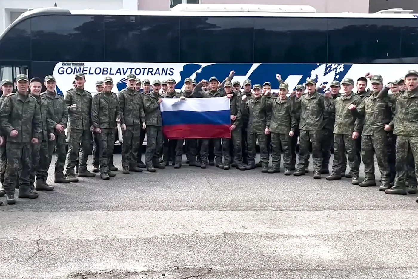 Россия вернула группу военнопленных моложе 25 лет. Фото дня