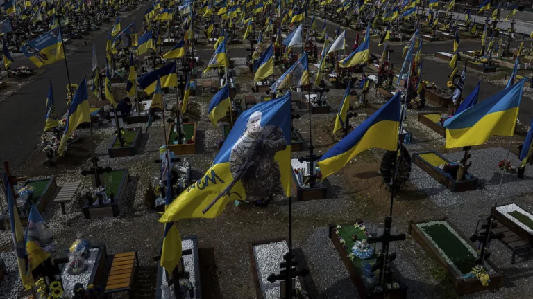 Le Monde: на кладбищах на Украине закончились места для военных