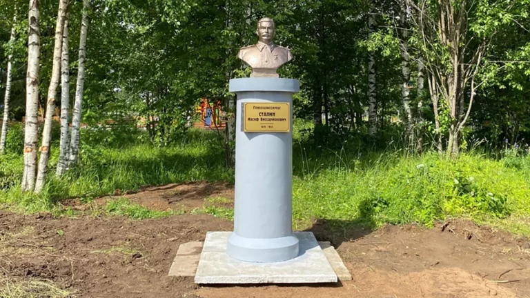 Еще один памятник Сталину открыли в России