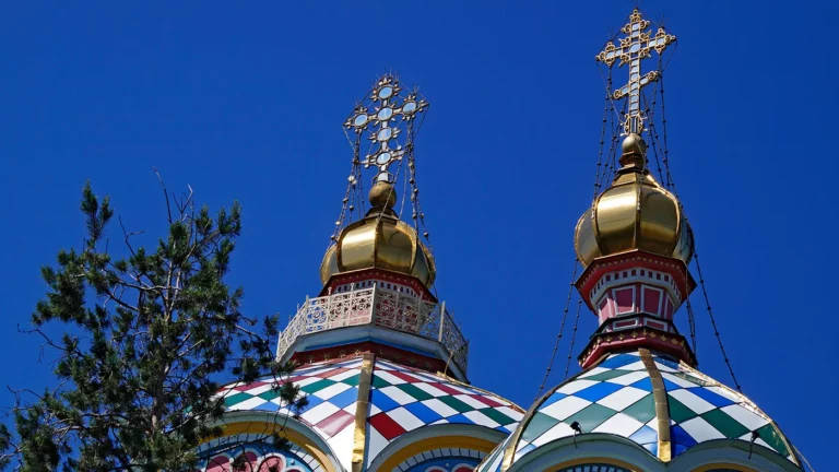 Архивное фото. Купола Кафедрального собора Вознесения Господня, Алма-Ата, Казахстан
