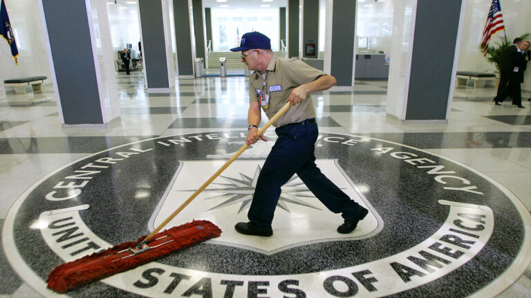 Трамп уволил из ЦРУ куратора связанных с Россией операций