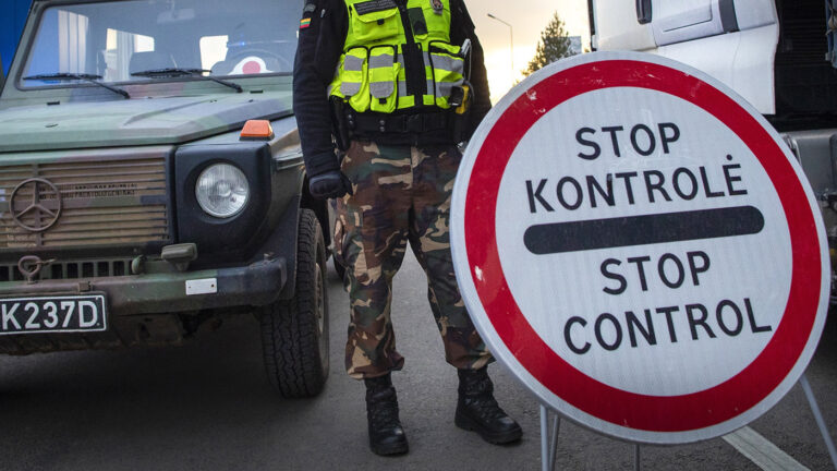 «Русским запрещено»: литовская таможня отобрала бутылку водки у политика из РФ