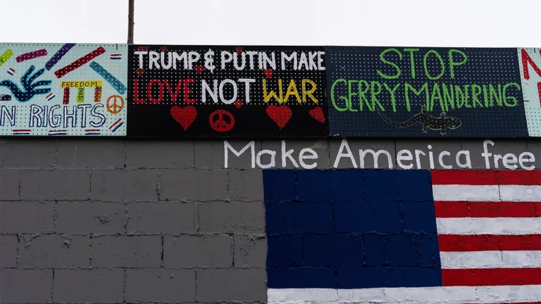 Стена, украшенная политическими и социальными посланиями, в Анкоридже, в преддверии встречи Дональда Трампа и Владимира Путина. Аляска, 14 августа 2025 года
