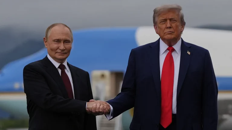 Путин и Трамп не обнялись при встрече на военной базе в Анкоридже