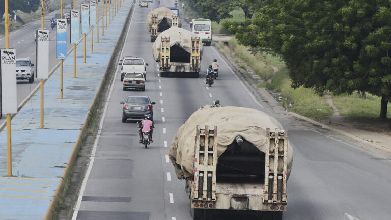 Грузовики перевозят танки на восток из Валенсии, Венесуэла