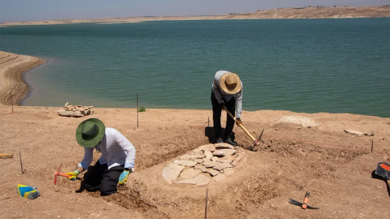 Рекордная засуха в Ираке обнажила 40 древних гробниц на дне водохранилища