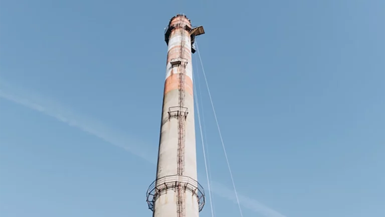 Хотела селфи: 45-летняя экстремалка упала с самой высокой трубы Петербурга