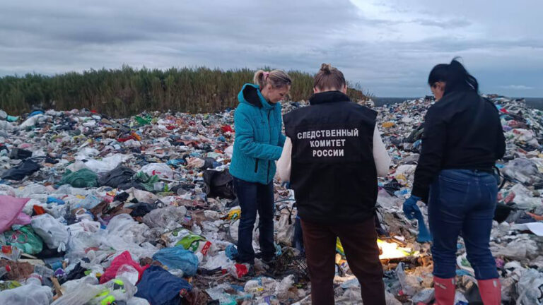 На свалке под Петербургом нашли тело новорожденного младенца, его мать ищут