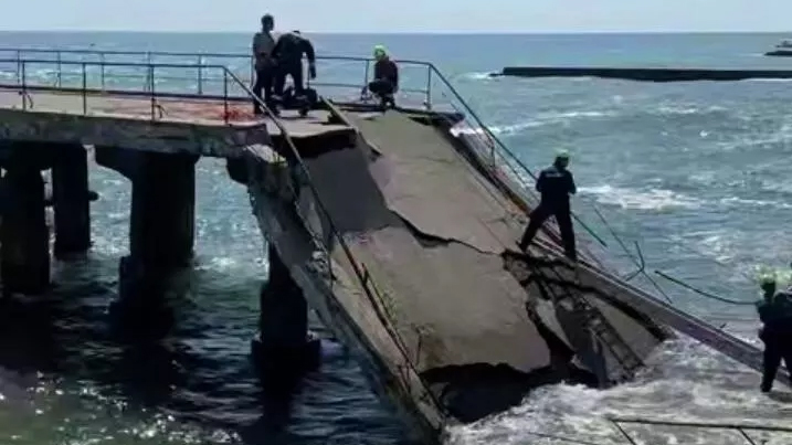 В Крыму обрушился причал на набережной Алушты, отрезав рыбаков от берега