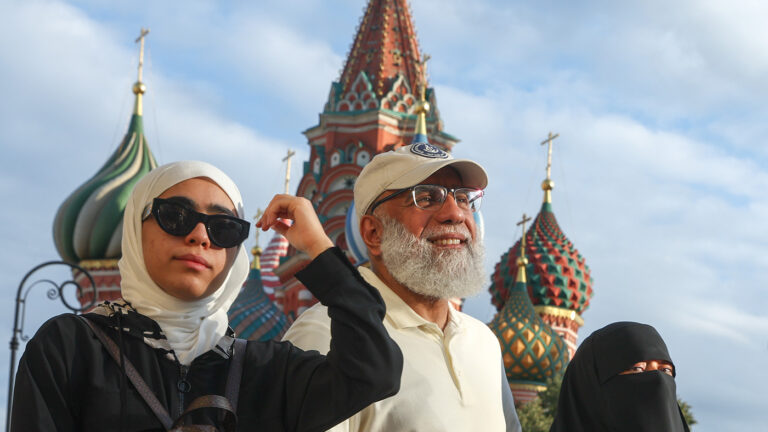 Потрясающий мороз и катание на танке: зачем туристы из стран Персидского залива массово едут в Россию