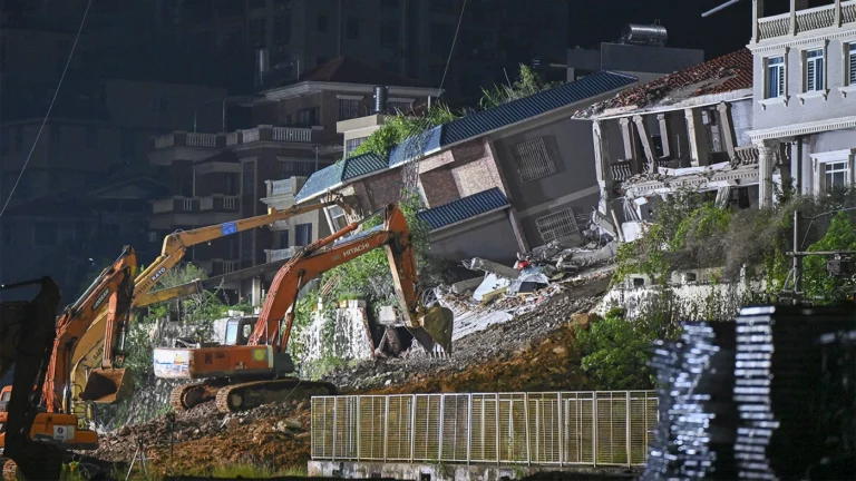 Потоп, оползень и транспортный коллапс: жертвами наводнения в Китае стали 10 человек