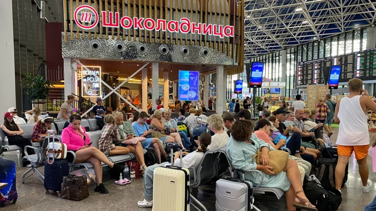 Бегство с пляжей, задержка рейсов, пробка на границе: что известно о самой массовой дневной атаке БПЛА по Кубани