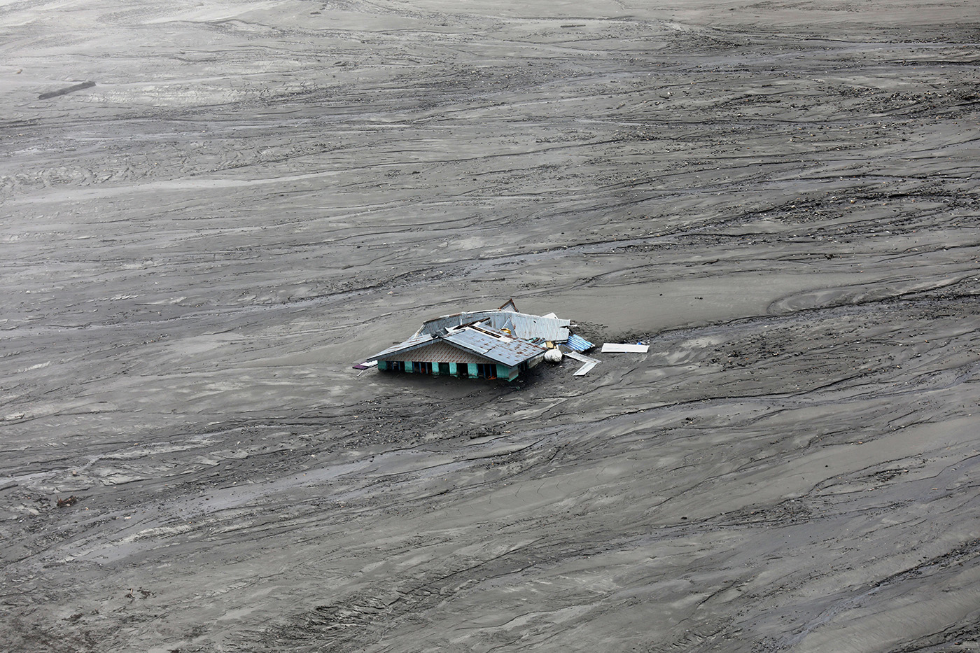 Спасательные работы после наводнения на севере Индии. Фото дня