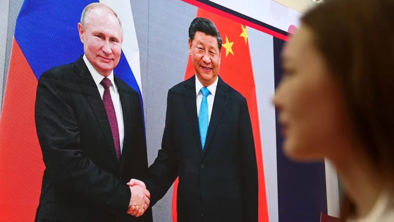 «Необходимо считаться»: что в Китае пишут о визите Путина на парад и саммит ШОС