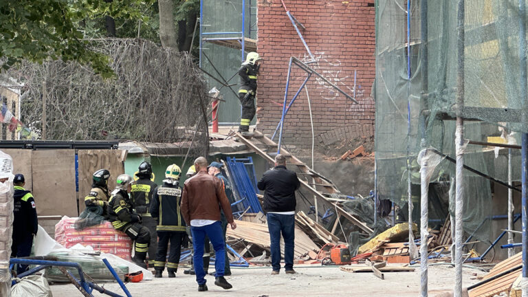 Трое рабочих пострадали при обрушении строительных лесов в Москве