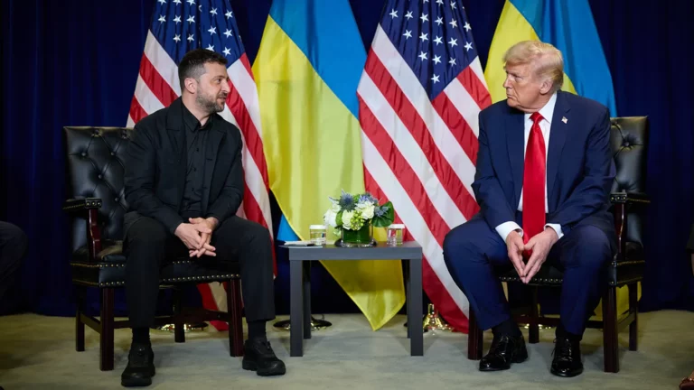 Архивное фото. Президент Украины Владимир Зеленский и президент США Дональд Трамп