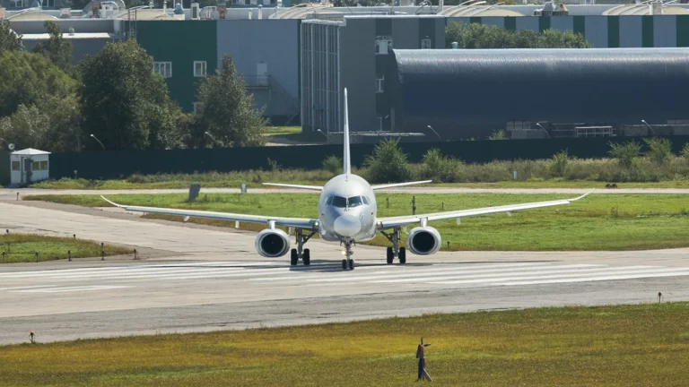 Импортозамещенный по серийным технологиям SJ-100 совершил первый часовой полет