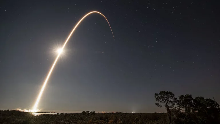 Архивное фото. Запуск ракеты SpaceX Falcon 9 с интернет-спутниками Starlink