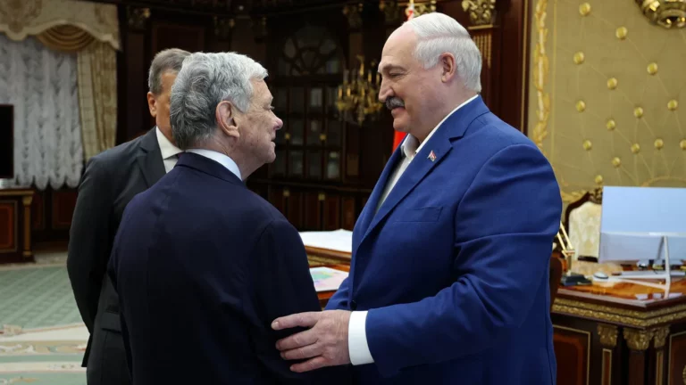 Представитель президента США Джо Коул и президент Республики Беларусь Александр Лукашенко