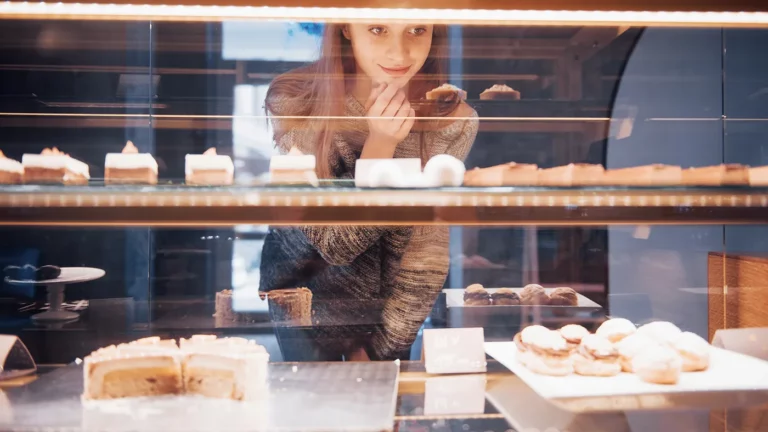 Как бороться с постоянным желанием съесть чего-нибудь сладенького