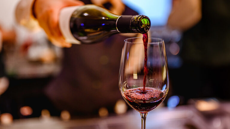 Алкоголь в малых дозах полезен? Ученые развенчали миф