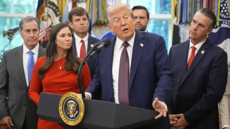 Трамп впервые вышел на публику на фоне слухов о его смерти. О чем он рассказал