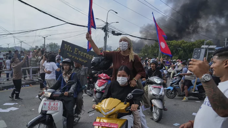 Россияне не пострадали во время беспорядков в Непале