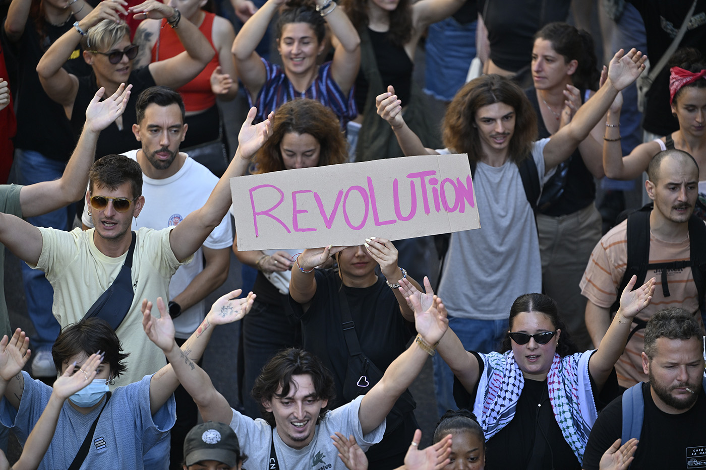 Во Франции проходят протесты «Блокируем все», арестованы сотни человек