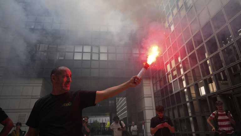 Поезд дальше не идет: во Франции бастуют крупные транспортные профсоюзы