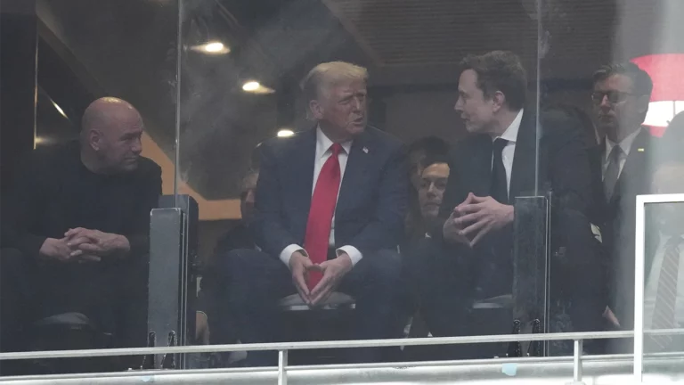 «Я скучал»: Трамп и Маск впервые публично пообщались после ссоры