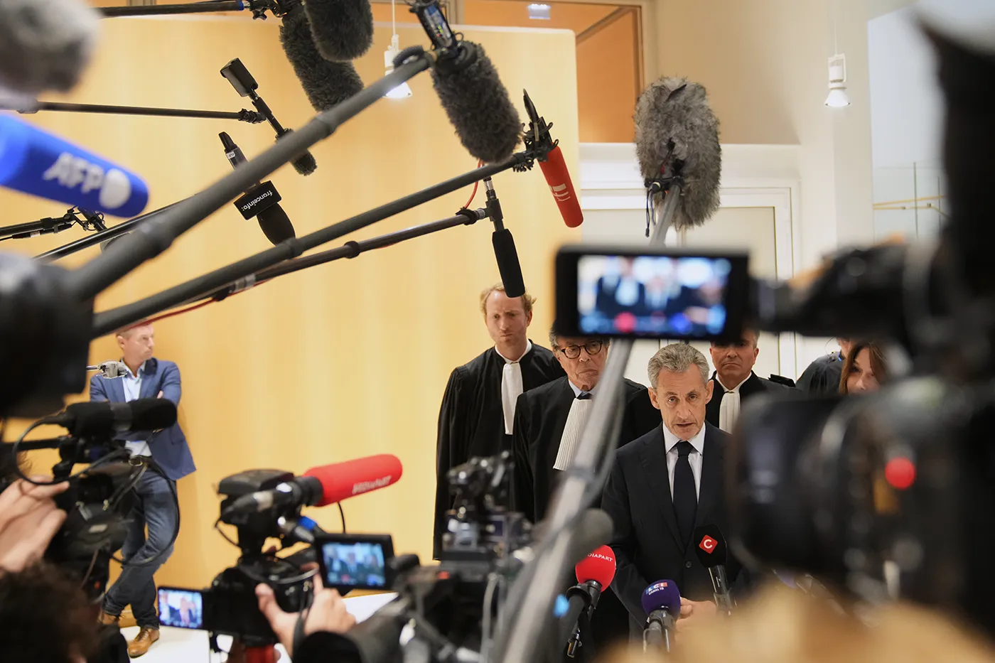 Саркози приговорён к пяти годам за финансирование кампании на деньги Ливии. Фото дня