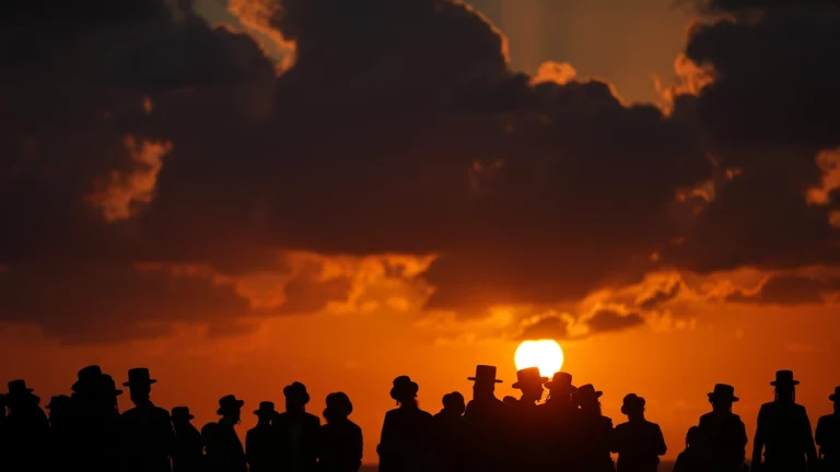 Участники церемонии Ташлих в израильской Нетании. Фото дня