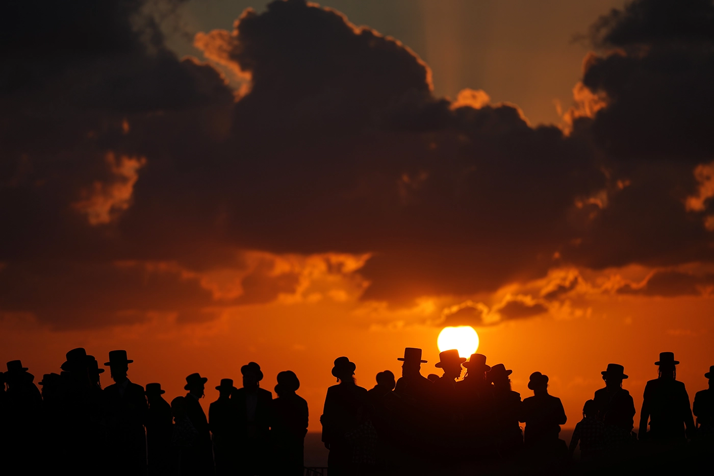 Участники церемонии Ташлих в израильской Нетании. Фото дня