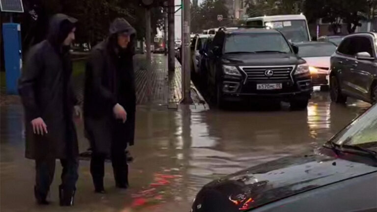 От машин-«подлодок» до ведер: как Дагестан справляется с аномальным потопом