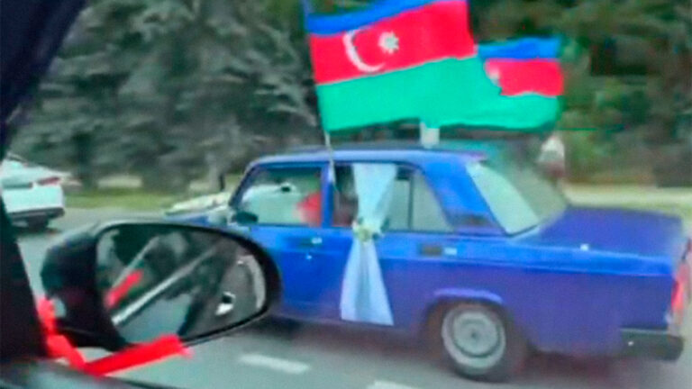 Водитель лишен прав за опасную езду под флагом Азербайджана