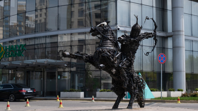 Казахстан открыл карты. Полиция проверяет российских владельцев банковских карт