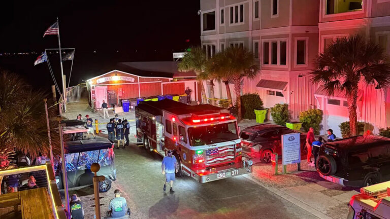 В штате Северная Каролина людей возле бара расстреляли с лодки, есть жертвы