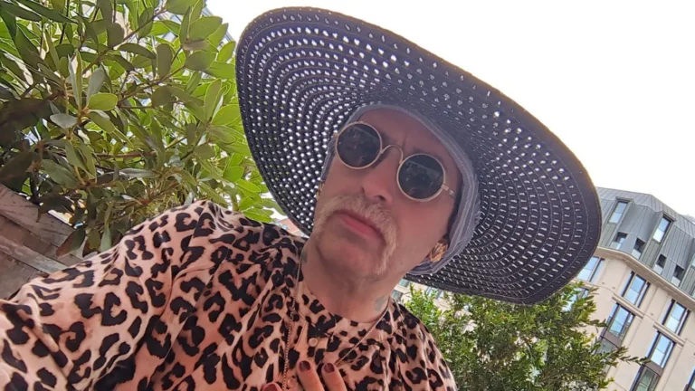 Сбежал в леопардовом: в Германии ищут неонациста-трансгендера