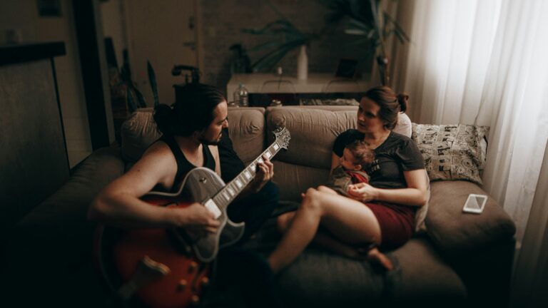 Поздно ли учиться музыке? Почему после 30—40 лет иногда проще, чем в детстве