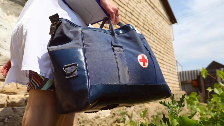 Научить этому нельзя: почти 80% врачей высказались против их замены фельдшерами