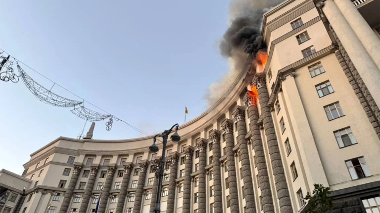 «Пусть и они отбивают»: здание правительства загорелось в Киеве после падения дрона